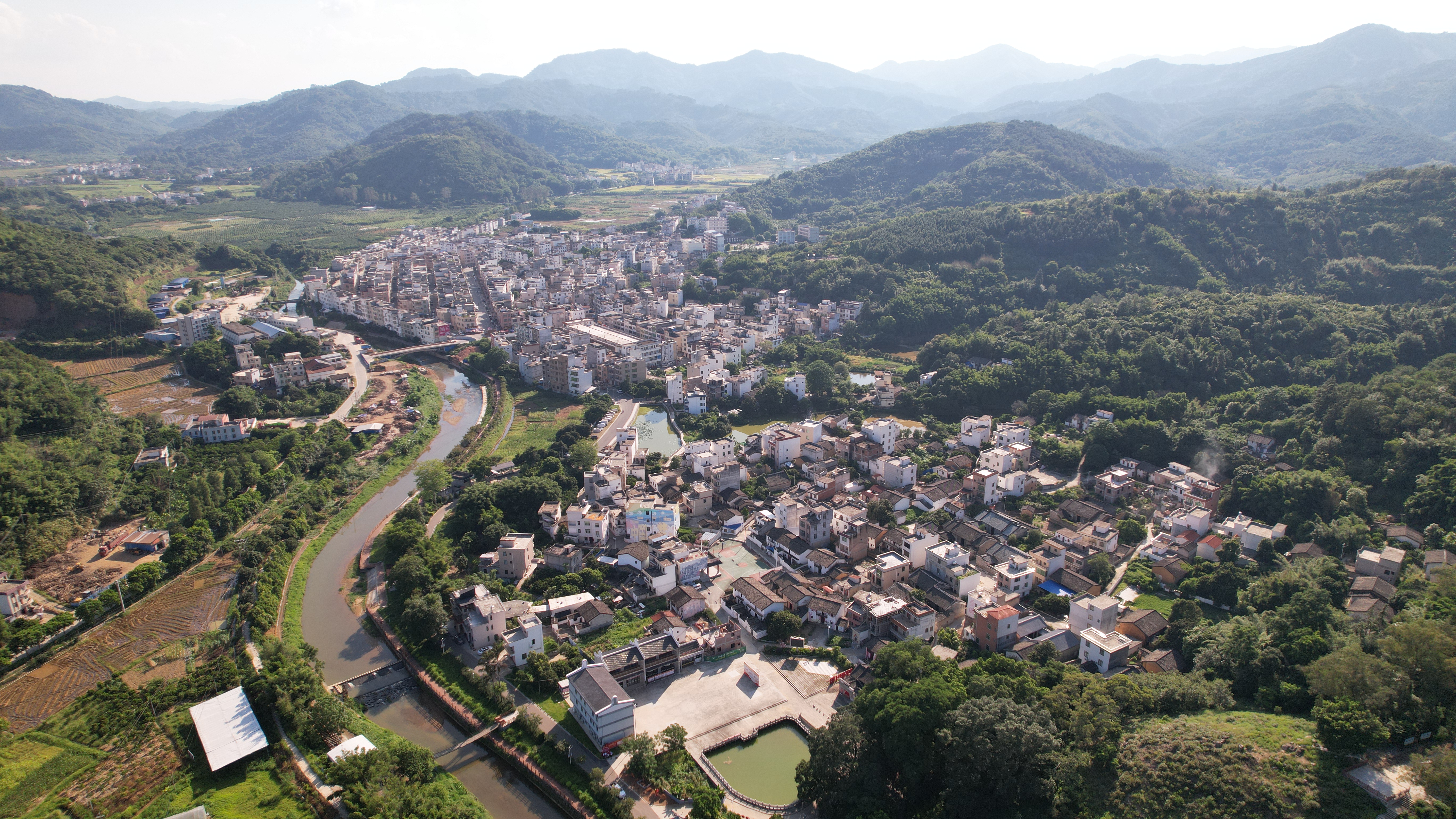 圖為小禾苗實(shí)踐隊(duì)拍攝的桂圩鎮(zhèn)全景.JPG