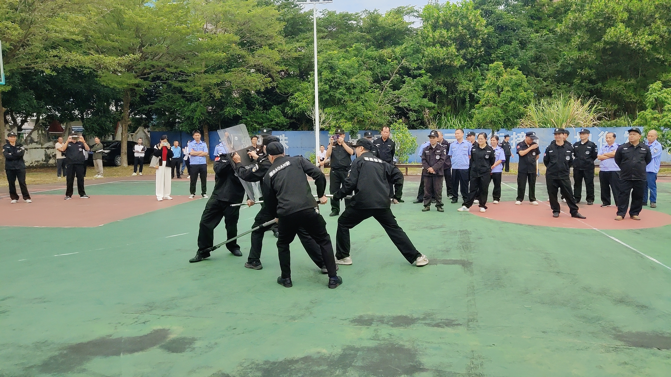 郁南縣教育系統(tǒng)舉辦校園安保人員業(yè)務培訓暨防暴恐應急處置實操演練活動2.png