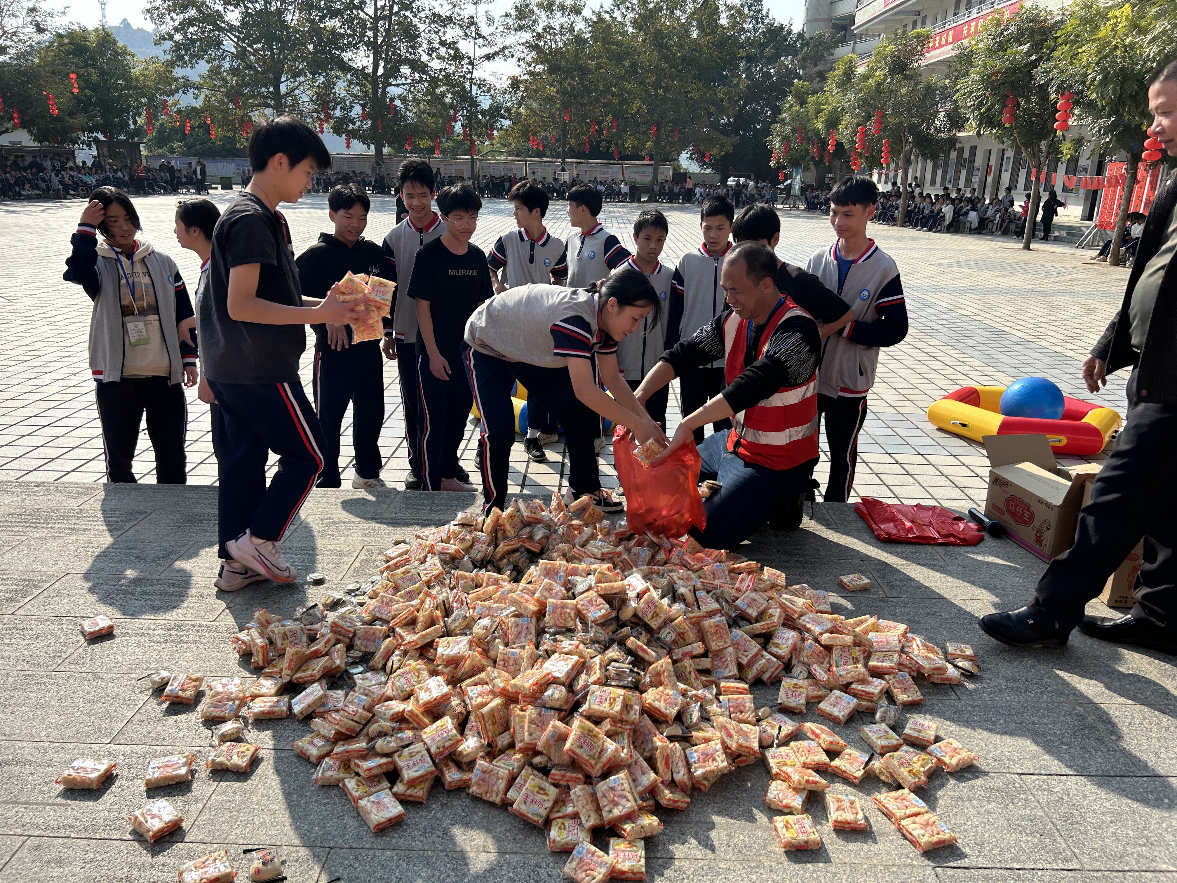 郁南縣桂圩鎮(zhèn)初級(jí)中學(xué)舉行2024年秋季趣味運(yùn)動(dòng)會(huì)2.jpg