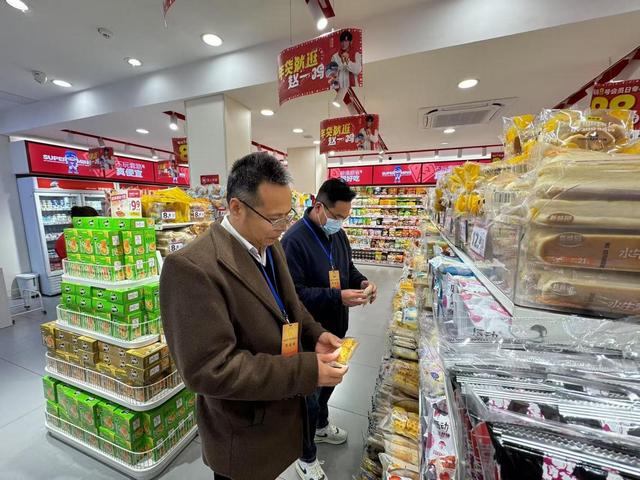 3.6人大代表參與食品安全監(jiān)督抽檢活動(dòng)照片1.jpg