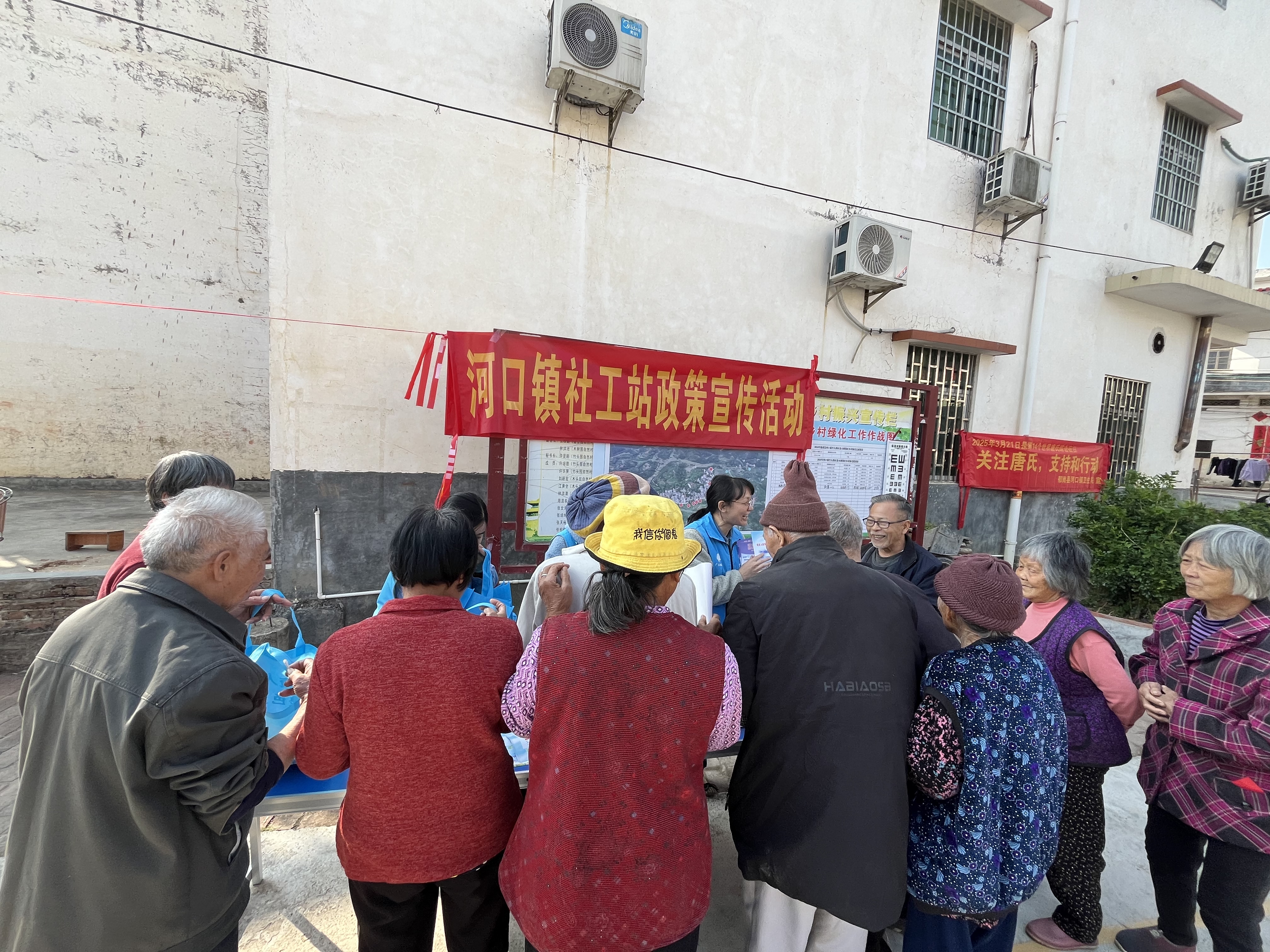 圖為社工現(xiàn)場解答群眾救助政策咨詢。.jpg